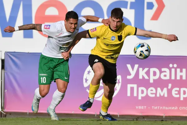 Lviv, UKRAINE - 11 Mayıs 2025. Ukrayna Premier Ligi FC Karpaty Lviv ve FC Oleksandriya arasında oynanan Ukrayna Premier Ligi karşılaşmasında Karpaty 'den Igor Neves, Olexandriya' dan Mykyta Kravchenko 'ya karşı..