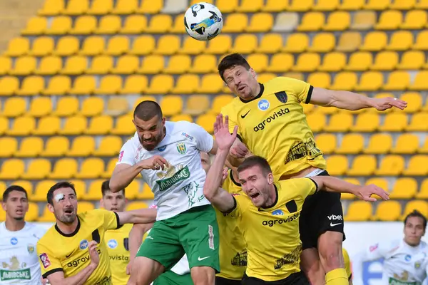 Lviv, UKRAINE - 11 Mayıs 2025. Ukrayna Premier Ligi FC Karpaty Lviv ile FC Oleksandriya arasında oynanan Ukrayna Stadyumu karşılaşmasında Karpaty Baboglo ile karşı karşıya geldi..