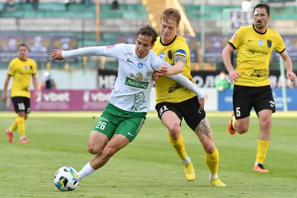 Lviv, UKRAINE - 11 Mayıs 2025. Ukrayna Premier Ligi 'nde Ukrayna Stadyumu' nda FC Karpaty Lviv ile FC Oleksandriya arasında oynanan karşılaşmada Karpaty 'den Yan Kostenko, Olexandriya' dan Artem Shabanov 'a karşı..