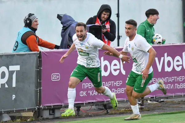 Lviv, UKRAINE - 11 Mayıs 2025. Ukrayna Premier Ligi 'nde Ukrayna Stadyumu' nda FC Karpaty Lviv ile FC Oleksandriya arasında oynanan maçta gol attıktan sonra Karpaty 'li Ambrosiy Chachua tepki gösterdi..