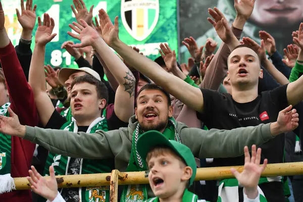 Lviv, UKRAINE - 11 Mayıs 2025. Ukrayna Premier Ligi FC Karpaty Lviv ile Ukrayna Stadyumu 'nda oynanan FC Oleksandriya karşılaşmasında taraftarlar tezahürat yapıyor..
