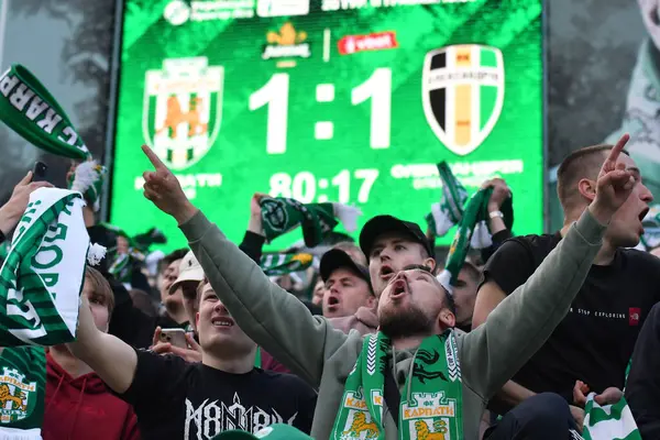 Lviv, UKRAINE - 11 Mayıs 2025. Ukrayna Premier Ligi FC Karpaty Lviv ile Ukrayna Stadyumu 'nda oynanan FC Oleksandriya karşılaşmasında taraftarlar tezahürat yapıyor..
