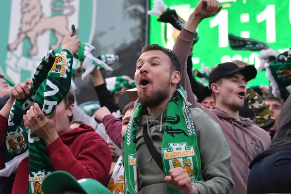 Lviv, UKRAINE - 11 Mayıs 2025. Ukrayna Premier Ligi FC Karpaty Lviv ile Ukrayna Stadyumu 'nda oynanan FC Oleksandriya karşılaşmasında taraftarlar tezahürat yapıyor..