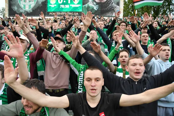 Lviv, UKRAINE - 11 Mayıs 2025. Ukrayna Premier Ligi FC Karpaty Lviv ile Ukrayna Stadyumu 'nda oynanan FC Oleksandriya karşılaşmasında taraftarlar tezahürat yapıyor..