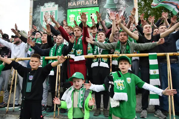 Lviv, UKRAINE - 11 Mayıs 2025. Ukrayna Premier Ligi FC Karpaty Lviv ile Ukrayna Stadyumu 'nda oynanan FC Oleksandriya karşılaşmasında taraftarlar tezahürat yapıyor..