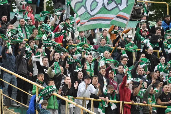 Lviv, UKRAINE - 11 Mayıs 2025. Ukrayna Premier Ligi FC Karpaty Lviv ile Ukrayna Stadyumu 'nda oynanan FC Oleksandriya karşılaşmasında taraftarlar tezahürat yapıyor..