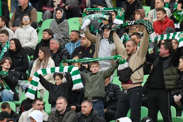 Lviv, UKRAINE - 11 Mayıs 2025. Ukrayna Premier Ligi FC Karpaty Lviv ile Ukrayna Stadyumu 'nda oynanan FC Oleksandriya karşılaşmasında taraftarlar tezahürat yapıyor..