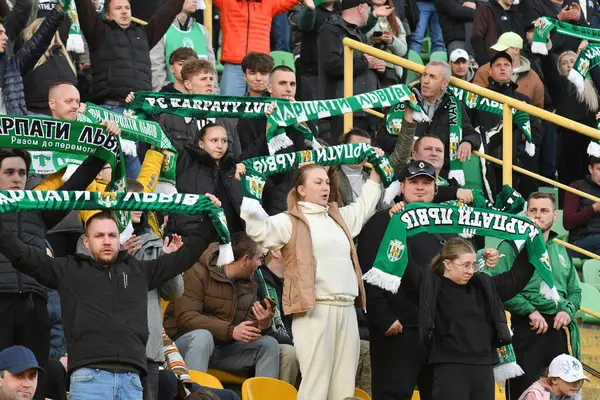 Lviv, UKRAINE - 11 Mayıs 2025. Ukrayna Premier Ligi FC Karpaty Lviv ile Ukrayna Stadyumu 'nda oynanan FC Oleksandriya karşılaşmasında taraftarlar tezahürat yapıyor..