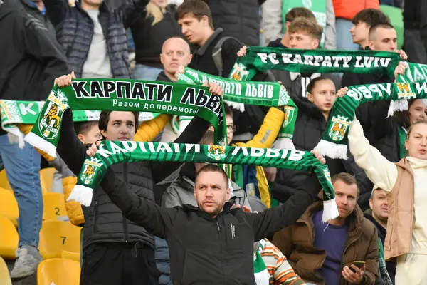Lviv, UKRAINE - 11 Mayıs 2025. Ukrayna Premier Ligi FC Karpaty Lviv ile Ukrayna Stadyumu 'nda oynanan FC Oleksandriya karşılaşmasında taraftarlar tezahürat yapıyor..