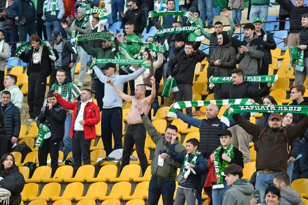 Lviv, UKRAINE - 11 Mayıs 2025. Ukrayna Premier Ligi FC Karpaty Lviv ile Ukrayna Stadyumu 'nda oynanan FC Oleksandriya karşılaşmasında taraftarlar tezahürat yapıyor..