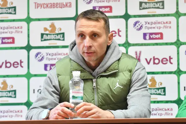 Lviv, UKRAINE - 11 Mayıs 2025. FC teknik direktörü Karpaty Vladyslav Lupashko Ukrayna Premier Ligi karşılaşmasında FC Karpaty Lviv ile FC Oleksandriya arasında Ukrayna Stadyumu 'nda görüldü..