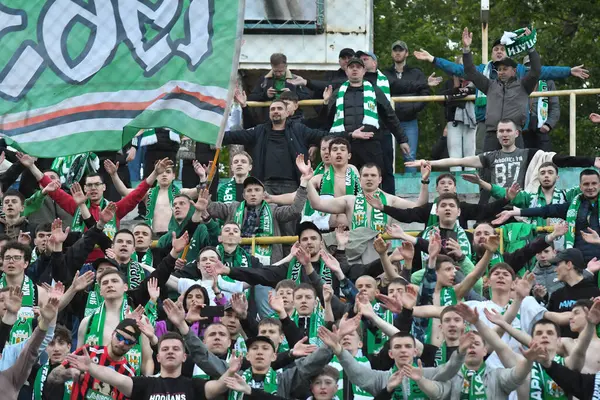 Lviv, UKRAINE - 11 Mayıs 2025. Ukrayna Premier Ligi FC Karpaty Lviv ile Ukrayna Stadyumu 'nda oynanan FC Oleksandriya karşılaşmasında taraftarlar tezahürat yapıyor..