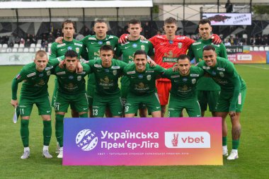 Kovalivka, UKRAINE - 17 Mayıs 2025. Ukrayna Premier Ligi FC Kolos Kovalivka, Ukrayna 'nın Kovalivka kentinde FC Karpaty Lviv' e karşı oynadığı maçtan önce Karpaty oyuncuları fotoğraf için poz verdiler