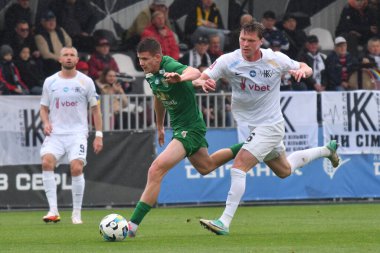 Kovalivka, UKRAINE - 17 Mayıs 2025. Ukrayna Premier Ligi FC Kolos Kovalivka ile Ukrayna 'nın Kovalivka kentinde oynanan FC Kolos Kovalivka maçı sırasında Karpaty Krasnopir, Kolos' lu Mykyta Burada 'ya karşı.