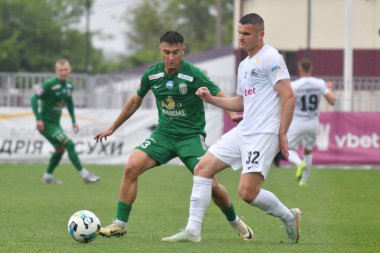Kovalivka, UKRAINE - 17 Mayıs 2025. Ukrayna Premier Ligi 'nde FC Kolos Kovalivka, Ukrayna' nın Kovalivka kentinde FC Karpaty Lviv 'e karşı oynadığı maçta Kolos' lu Eduard Kozik 'e karşı Artur Shakh