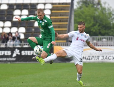 Kovalivka, UKRAINE - 17 Mayıs 2025. Ukrayna Premier Ligi 'nde FC Kolos Kovalivka, Ukrayna' nın Kovalivka kentinde FC Karpaty Lviv 'e karşı oynadığı maçta Karpaty' den Denys Miroshnichenko, Kolos 'tan Danyil Alefirenko' ya karşı.