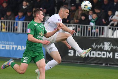 Kovalivka, UKRAINE - 17 Mayıs 2025. Ukrayna Premier Ligi FC Kolos Kovalivka FC Karpaty Lviv ile Ukrayna 'nın başkenti Kovalivka' da oynanan maçında Karpaty 'den Igor Krasnopir, Kolos' tan Eduard Kozik 'e karşı.