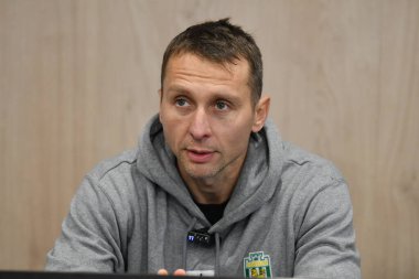 Kovalivka, UKRAINE - 17 Mayıs 2025. Ukrayna Premier Ligi FC Kolos Kovalivka ile Ukrayna 'nın Kovalivka kentinde oynanan FC Karpaty Lviv maçında Karpaty Vladyslav Lupashko' nun teknik direktörü görülüyor.