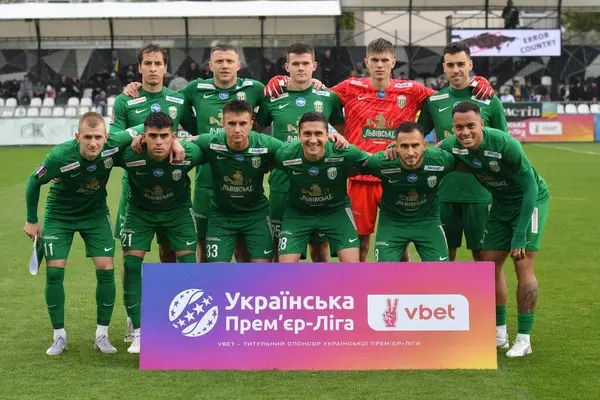 Kovalivka, UKRAINE - 17 Mayıs 2025. Ukrayna Premier Ligi FC Kolos Kovalivka, Ukrayna 'nın Kovalivka kentinde FC Karpaty Lviv' e karşı oynadığı maçtan önce Karpaty oyuncuları fotoğraf için poz verdiler