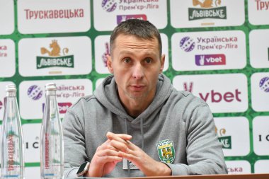 Lviv, Ukrayna 25 Mayıs 2025. FC Karpaty Lviv Lladyslav Lupashko 'nun teknik direktörü Ukrayna Premier Ligi maçında FC Karpaty Lviv ve FC Zorya Luhansk arasında Ukrayna Stadyumu' nda oynanan maç sırasında 25 Mayıs 2025 tarihinde Lviv, Ukrayna.