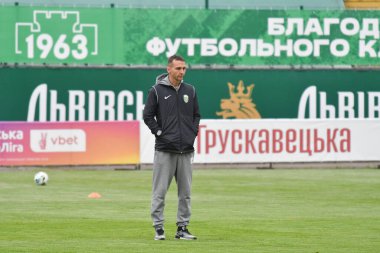 Lviv, Ukrayna 25 Mayıs 2025. FC Karpaty Lviv Lladyslav Lupashko 'nun teknik direktörü Ukrayna Premier Ligi maçında FC Karpaty Lviv ve FC Zorya Luhansk arasında Ukrayna Stadyumu' nda oynanan maç sırasında 25 Mayıs 2025 tarihinde Lviv, Ukrayna.