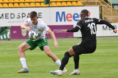 Lviv, Ukrayna 25 Mayıs 2025. 25 Mayıs 2025 'te Ukrayna' nın Lviv kentinde oynanan Ukrayna Premier Ligi karşılaşmasında Karpaty 'den Igor Krasnopir, Zorya' dan Juninho 'ya karşı FC Karpaty Lviv ve FC Zorya Luhansk arasında oynanan karşılaşmada.