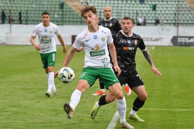 Lviv, Ukrayna 25 Mayıs 2025. 25 Mayıs 2025 tarihinde Ukrayna 'nın başkenti Lviv' de oynanan Ukrayna Premier Ligi karşılaşmasında Karpaty 'den Oleg Fedor, Zorya' dan Igor Kyryukhantsev 'e karşı FC Karpaty Lviv ve FC Zorya Luhansk arasında oynanan karşılaşma..