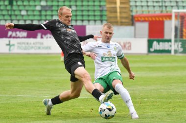 Lviv, Ukrayna 25 Mayıs 2025. 25 Mayıs 2025 'te Ukrayna' nın Lviv kentinde oynanan Ukrayna Premier Ligi karşılaşmasında Zorya Slesar ile Karpatya Denys Miroshnichenko arasında oynanan Ukrayna Premier Ligi karşılaşmasında.