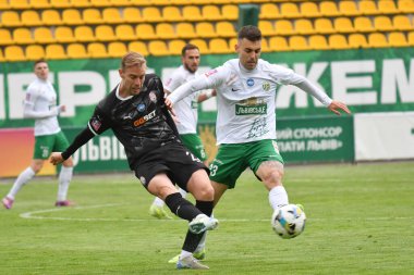 Lviv, Ukrayna 25 Mayıs 2025. Zorya 'dan Petar Micin, Ukrayna Premier Ligi FC Karpaty Lviv ile FC Zorya Luhansk arasındaki 25 Mayıs 2025 tarihinde Ukrayna' nın Lviv kentinde oynanan karşılaşmada Karpaty 'li Pablo Alvarez' e karşı..