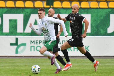 Lviv, Ukrayna 25 Mayıs 2025. Karpaty 'den Oleg Ocheretko, Ukrayna Premier Ligi' nde FC Karpaty Lviv ile FC Zorya Luhansk arasında oynanan maçta Zorya 'dan Dejan Popara' ya karşı 25 Mayıs 2025 tarihinde Ukrayna 'nın Lviv kentinde oynanan Ukrayna Stadyumu' nda oynanan karşılaşmada.