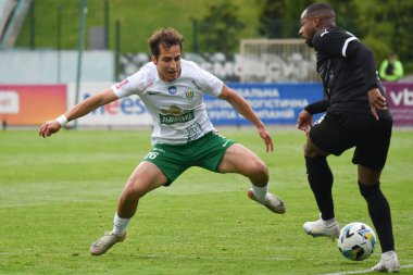 Lviv, Ukrayna 25 Mayıs 2025. Ukrayna Premier Ligi FC Karpaty Lviv ile FC Zorya Luhansk arasındaki 25 Mayıs 2025 tarihinde Ukrayna 'nın Lviv kentinde oynanan karşılaşmada Karpaty' li Juninho ile Zorya 'lı Yan Kosteko karşı karşıya geldi..