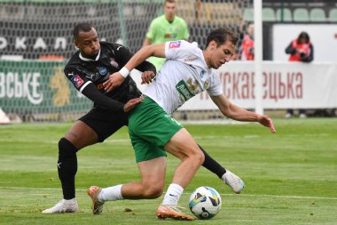 Lviv, Ukrayna 25 Mayıs 2025. Ukrayna Premier Ligi FC Karpaty Lviv ile FC Zorya Luhansk arasındaki 25 Mayıs 2025 tarihinde Ukrayna 'nın Lviv kentinde oynanan karşılaşmada Karpaty' li Juninho ile Zorya 'lı Yan Kostenko karşı karşıya geldi..