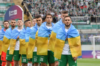 Lviv, Ukrayna 25 Mayıs 2025. Ukrayna Premier Ligi FC Karpaty Lviv ve FC Zorya Luhansk arasında 25 Mayıs 2025 'te Ukrayna Stadyumu' nda oynanan Ukrayna Premier Ligi karşılaşmasında Karpaty oyuncuları marş seslendirdi..