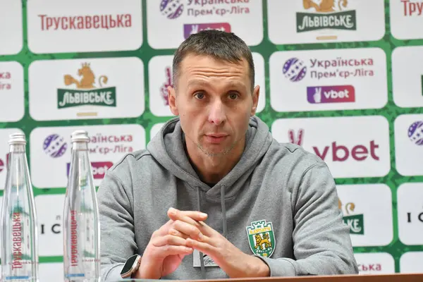 Lviv, Ukrayna 25 Mayıs 2025. FC Karpaty Lviv Lladyslav Lupashko 'nun teknik direktörü Ukrayna Premier Ligi maçında FC Karpaty Lviv ve FC Zorya Luhansk arasında Ukrayna Stadyumu' nda oynanan maç sırasında 25 Mayıs 2025 tarihinde Lviv, Ukrayna.