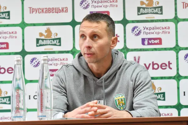 Lviv, Ukrayna 25 Mayıs 2025. FC Karpaty Lviv Lladyslav Lupashko 'nun teknik direktörü Ukrayna Premier Ligi maçında FC Karpaty Lviv ve FC Zorya Luhansk arasında Ukrayna Stadyumu' nda oynanan maç sırasında 25 Mayıs 2025 tarihinde Lviv, Ukrayna.