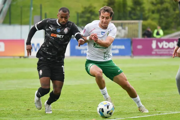 Lviv, Ukrayna 25 Mayıs 2025. Ukrayna Premier Ligi FC Karpaty Lviv ile FC Zorya Luhansk arasındaki 25 Mayıs 2025 tarihinde Ukrayna 'nın Lviv kentinde oynanan karşılaşmada Karpaty' li Juninho ile Zorya 'lı Yan Kosteko karşı karşıya geldi..