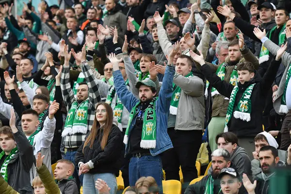 Lviv, Ukrayna 25 Mayıs 2025. Ukrayna Premier Ligi FC Karpaty Lviv ile FC Zorya Luhansk arasındaki 25 Mayıs 2025 'te Ukrayna Stadyumu' nda oynanan karşılaşma sırasında taraftarlar.