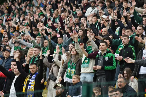 Lviv, Ukrayna 25 Mayıs 2025. Ukrayna Premier Ligi FC Karpaty Lviv ile FC Zorya Luhansk arasındaki 25 Mayıs 2025 'te Ukrayna Stadyumu' nda oynanan karşılaşma sırasında taraftarlar.