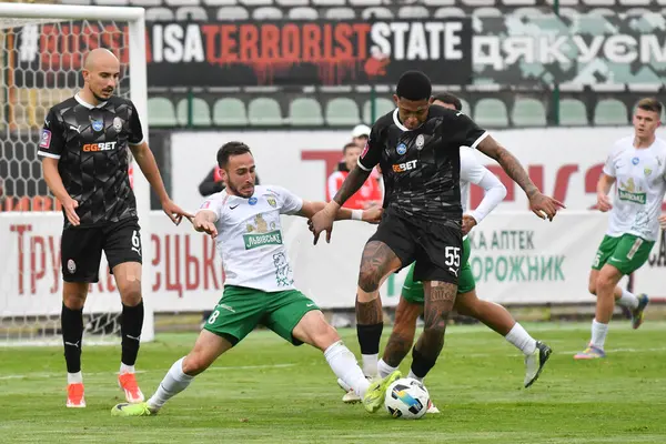 Lviv, Ukrayna 25 Mayıs 2025. 25 Mayıs 2025 tarihinde Ukrayna 'nın başkenti Lviv' de oynanan Ukrayna Premier Ligi karşılaşmasında Karpaty 'den Ambrosiy Chachua, Zorya' dan Dejan Popara ile Ukrayna 'dan FC Karpaty Lviv ve FC Zorya Luhansk arasında oynanan karşılaşma oldu..