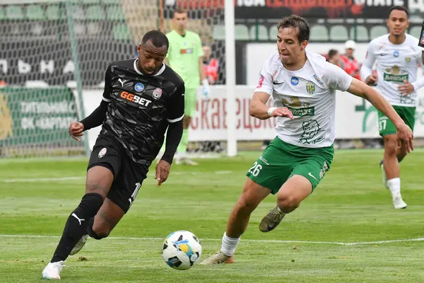 Lviv, Ukrayna 25 Mayıs 2025. Ukrayna Premier Ligi FC Karpaty Lviv ile FC Zorya Luhansk arasındaki 25 Mayıs 2025 tarihinde Ukrayna 'nın Lviv kentinde oynanan karşılaşmada Karpaty' li Juninho ile Zorya 'lı Yan Kostenko karşı karşıya geldi..