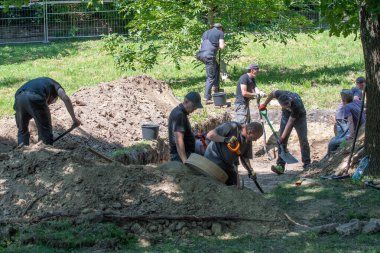 Lviv, Ukrayna 5 Ağustos 2025. Bir Ukraynalı-Polonyalı ekip uzmanları Zboishche bölgesindeki eski bir mezarlıkta mezardan çıkarma işlemi yürütüyorlar. Sefer, 1939 Lviv Savaşı sırasında ölen Polonya Ordusu askerlerinin kalıntılarını geri almayı amaçlıyor. 
