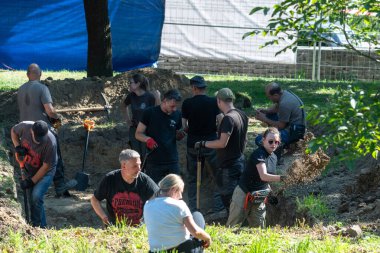 Lviv, Ukrayna 5 Ağustos 2025. Bir Ukraynalı-Polonyalı ekip uzmanları Zboishche bölgesindeki eski bir mezarlıkta mezardan çıkarma işlemi yürütüyorlar. Sefer, 1939 Lviv Savaşı sırasında ölen Polonya Ordusu askerlerinin kalıntılarını geri almayı amaçlıyor. 