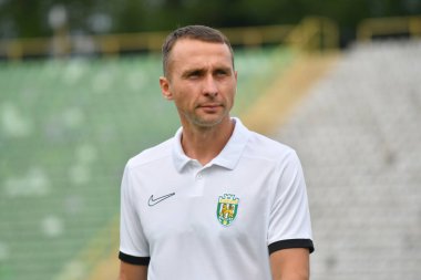 Lviv, Ukrayna 10 Ağustos 2025. Karpaty Vladyslav Lupashko 'nun teknik direktörü Ukrayna Premier Ligi' nde FC Karpaty Lviv ve FC Shakhtar Donetsk arasında oynanan karşılaşmaya 10 Ağustos 2025 tarihinde Lviv, Ukrayna 'da bakıyor..