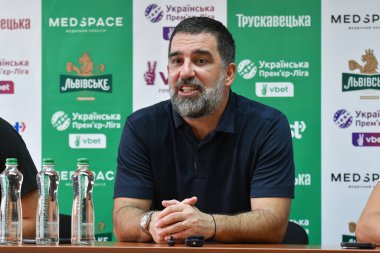 Lviv, Ukrayna 10 Ağustos 2025. Shakhtar Arda Turan 'ın teknik direktörü Ukrayna Premier Ligi FC Karpaty Lviv ile FC Shakhtar Donetsk arasında oynanan 10 Ağustos 2025 tarihinde Lviv, Ukrayna' da oynanan karşılaşmaya bakıyor..