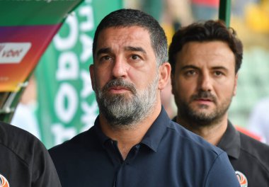 Lviv, Ukrayna 10 Ağustos 2025. Shakhtar Arda Turan 'ın teknik direktörü Ukrayna Premier Ligi FC Karpaty Lviv ile FC Shakhtar Donetsk arasında oynanan 10 Ağustos 2025 tarihinde Lviv, Ukrayna' da oynanan karşılaşmaya bakıyor..