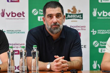 Lviv, Ukrayna 10 Ağustos 2025. Shakhtar Arda Turan 'ın teknik direktörü Ukrayna Premier Ligi FC Karpaty Lviv ile FC Shakhtar Donetsk arasında oynanan 10 Ağustos 2025 tarihinde Lviv, Ukrayna' da oynanan karşılaşmaya bakıyor..