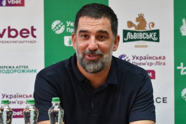 Lviv, Ukrayna 10 Ağustos 2025. Shakhtar Arda Turan 'ın teknik direktörü Ukrayna Premier Ligi FC Karpaty Lviv ile FC Shakhtar Donetsk arasında oynanan 10 Ağustos 2025 tarihinde Lviv, Ukrayna' da oynanan karşılaşmaya bakıyor..