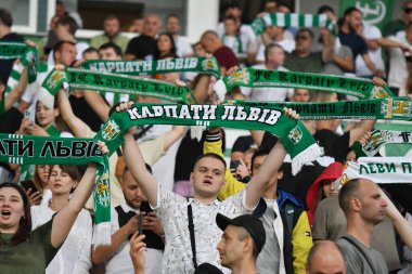 Lviv, Ukrayna 10 Ağustos 2025. FC Karpaty Lviv ile FC Shakhtar Donetsk arasında oynanan Ukrayna Premier Ligi karşılaşmasında taraftarlar 10 Ağustos 2025 tarihinde Lviv, Ukrayna 'da tezahürat yaptı..