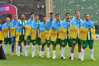 Lviv, Ukrayna 10 Ağustos 2025. Ukrayna Premier Ligi FC Karpaty Lviv ve FC Shakhtar Donetsk arasında oynanan 10 Ağustos 2025 tarihinde Lviv, Ukrayna 'da oynanan karşılaşmada Karpaty oyuncuları milli marşı söylediler..