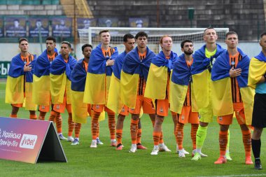 Lviv, Ukrayna 10 Ağustos 2025. Shakhtar oyuncuları Ukrayna Premier Ligi 'nde FC Karpaty Lviv ve FC Shakhtar Donetsk arasında oynanan 10 Ağustos 2025 tarihinde Lviv, Ukrayna' da milli marşı seslendirdiler..